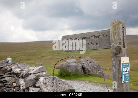 Tradizionale in legno antico segno fingerpost nel Yorkshire Dales a Whernside e Gunnerfleet Bridleway Foto Stock