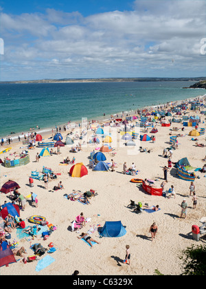 St Ives Porthminster beach gremita di gente su una intensa giornata d'estate. Foto Stock