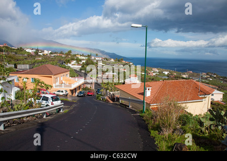 Rainbow su case delle Canarie a Mazo, la palma isole canarie Spagna, Europa Foto Stock