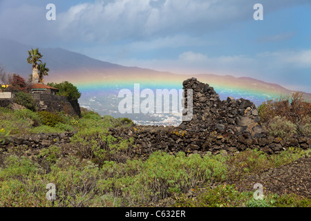 Rainbow su un vecchio muro rotto a Mazo, la palma isole canarie Spagna, Europa Foto Stock