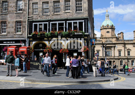 Il Royal Mile di Edimburgo in Scozia all'angolo del diacono Brodie's Tavern & sulla destra la HBOS HQ & Museo della Moneta Foto Stock