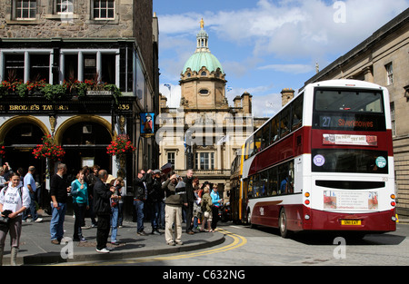 Il Royal Mile di Edimburgo in Scozia all'angolo del diacono Brodie's Tavern & sulla destra la HBOS HQ & Museo della Moneta Foto Stock