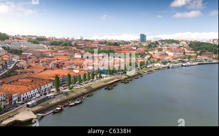 Il vino di Porto magazzini di stoccaggio e trasporto imbarcazioni al fiume Duoro in Vila Nova de Gaia di fronte a Porto, Portogallo Foto Stock