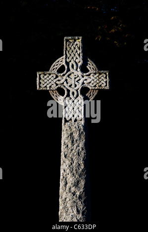 Nodo celtico opera war memorial cross, Waddesdon, Aylesbury , Buckinghamshire, Inghilterra. Dosata Spot Foto Stock