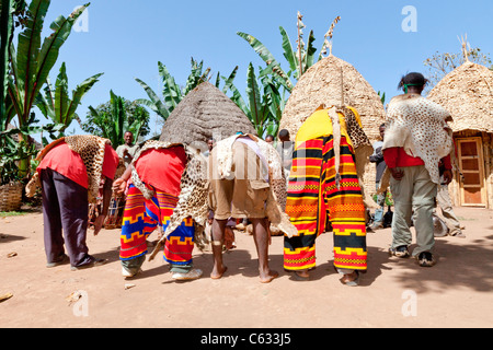 Dorze tradizionali danze tribali presso il villaggio di Chencha vicino Arba Minch nella valle dell'Omo, l'Etiopia meridionale, Africa. Foto Stock