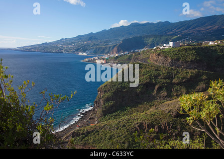 Vista dalla strada costiera sul porto di Santa Cruz, La Palma Isole Canarie Spagna, Europa Foto Stock