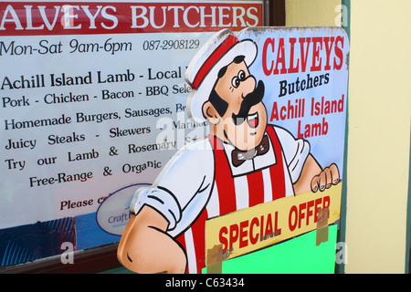 Pubblicità segno esterno di una macelleria nel villaggio di chiglia, Achill Island, Irlanda Foto Stock
