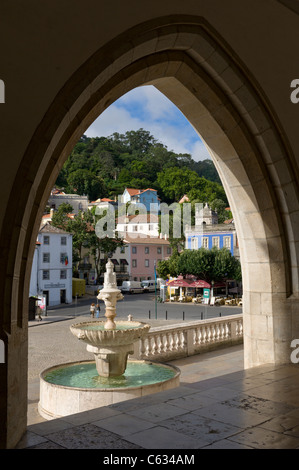 Il Portogallo, Sintra Praca da Republica quadrato dal Royal Palace (Palacio Nacional de Sintra) Foto Stock