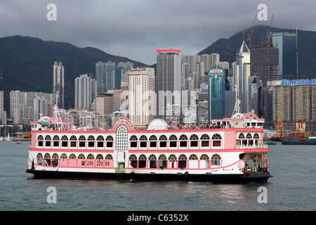 Vista generale del porto di Hong Kong skyline della città con un traghetto paddlesteamer a Hong Kong, Cina Foto Stock