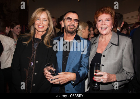 Barbara Bach con Ringo Starr e Cilla Black alla moda e tessile Museum di Londra Foto Stock