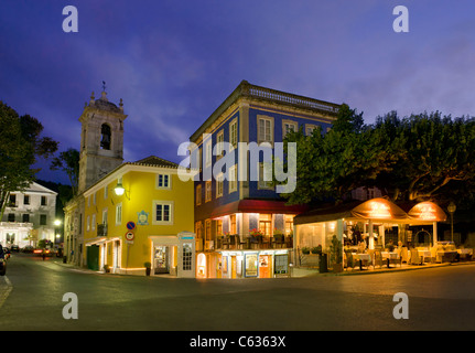 Il Portogallo, Sintra Praca da Republica al crepuscolo Foto Stock