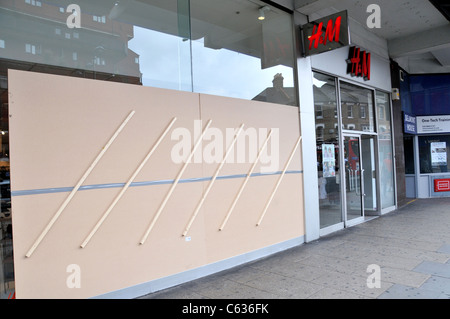 H&M abbigliamento fashion store Wood Green London tumulti saccheggiato negozi imbarcati fracassato windows sommosse a Londra 2011 Foto Stock