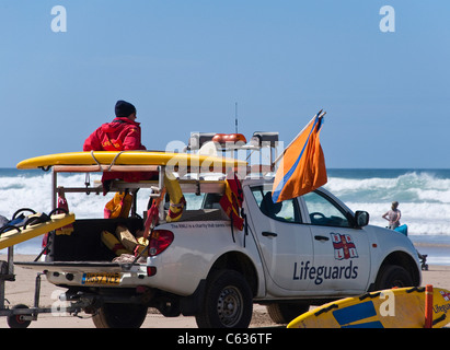 Volontariato RNLI bagnino sulla spiaggia a Perranporth, Cornwall, seduto su un veicolo a 4 ruote motrici Foto Stock