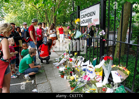 Fiori a sinistra da lutto in Camden Square al di fuori della Casa di Amy Winehouse dopo la sua morte a Londra in Inghilterra Foto Stock