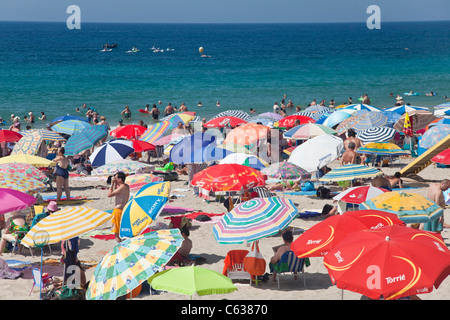 Ombrelloni colorati sulla Spiaggia di Benidorm in Spagna Foto Stock