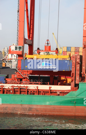 Operazioni di container nel porto di Dublino in Irlanda Foto Stock