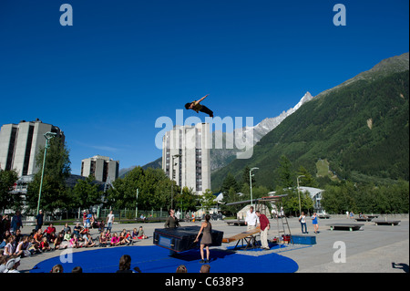 Una piccola troupe di acrobati eseguire in Chamonix Mont Blanc per pubblicizzare che il circo è dovuto per arrivare in città. Foto Stock