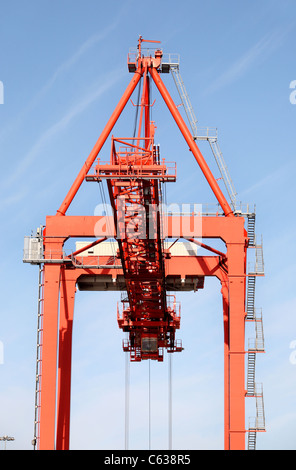 Operazioni di container nel porto di Dublino in Irlanda Foto Stock