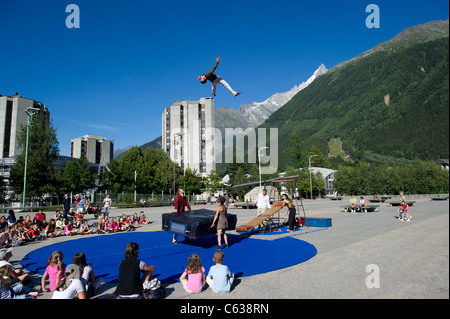 Una piccola troupe di acrobati eseguire in Chamonix Mont Blanc per pubblicizzare che il circo è dovuto per arrivare in città. Foto Stock