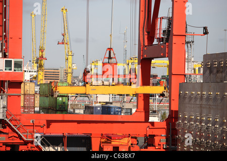 Operazioni di container nel porto di Dublino in Irlanda Foto Stock