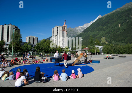 Una piccola troupe di acrobati eseguire in Chamonix Mont Blanc per pubblicizzare che il circo è dovuto per arrivare in città. Foto Stock