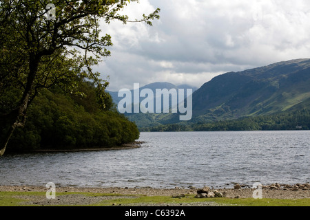 Guardando lungo Derwent Water verso la rupe del castello all'entrata di Borrowdale da Strandshag Bay Lake District Keswick Cumbria Inghilterra England Foto Stock