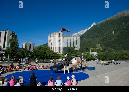 Una piccola troupe di acrobati eseguire in Chamonix Mont Blanc per pubblicizzare che il circo è dovuto per arrivare in città. Foto Stock