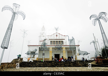 Chiesa Santuario de Monserrate con decorazione di Natale, Cerro Monserrate montagna, Cordigliera, Bogotà, Colombia Foto Stock