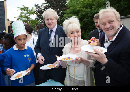 Il grande pranzo. Boris Johnson, Barbara Windsor e Antony Worrall Thompson con bambini locali Foto Stock