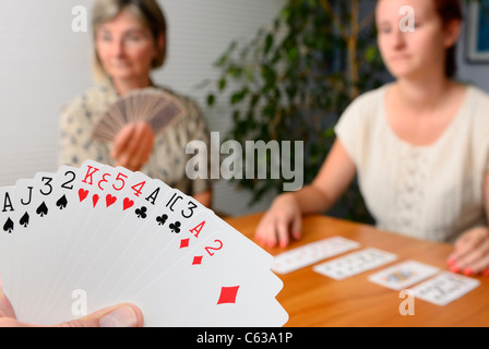 Famiglia 4 Riproduzione di contratto bridge gioco di carte a casa Foto Stock