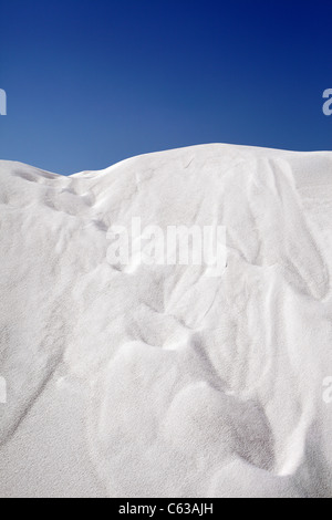 La sabbia bianca mound e cielo blu chiaro Foto Stock