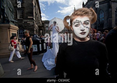 Gli artisti interpreti o esecutori della frangia di promuovere i loro spettacoli su Edinburgh Royal Mile, durante il 2011 il Festival di Edimburgo Foto Stock