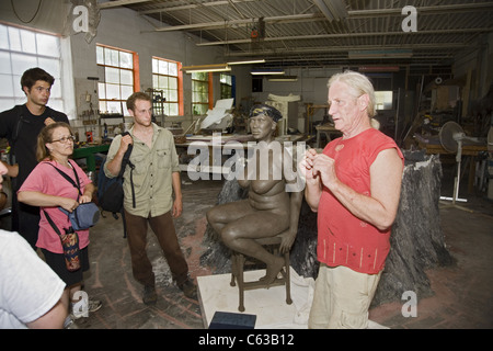 Scultore di Detroit Larry Halbert dà un tour del suo studio a un gruppo di giovani che lavorano con i giovani a Detroit. Foto Stock