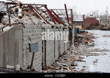 La parte posteriore di un edificio distrutto a Joplin, Missouri, 25 maggio 2011. Foto Stock