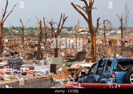 Un campo di detriti è tutto ciò che è a sinistra di un'area residenziale vicino a West 26th street a Joplin, Missouri, 25 maggio 2011. Foto Stock