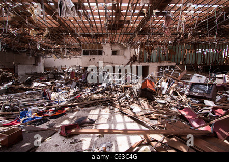 Il distrutto interni di un edificio al dettaglio in Joplin, Missouri, 25 maggio 2011. Foto Stock