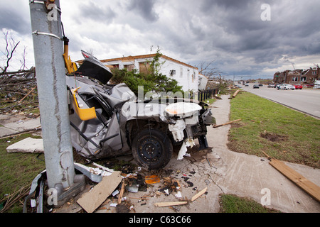 Un auto avvolto intorno a un segnale di traffico a Joplin, Missouri, 25 maggio 2011. Foto Stock