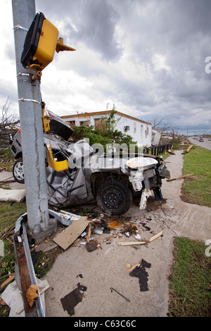 Un auto avvolto intorno a un segnale di traffico a Joplin, Missouri, 25 maggio 2011. Foto Stock