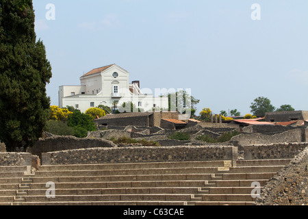 Pompei Italia antiche rovine cercando fasi del teatro grande anfiteatro. Costruito nel II secolo. Utilizzato per rappresentazioni. Foto Stock