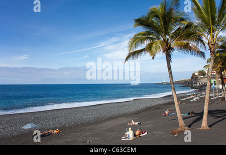 Le persone presso la spiaggia di Puerto Naos, La Palma Isole Canarie Spagna, Europa Foto Stock