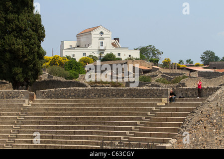 Pompei Italia antiche rovine cercando fasi del teatro grande anfiteatro. Costruito nel II secolo. Utilizzato per rappresentazioni. Foto Stock