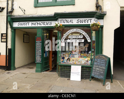 Piccolo dolce tradizionale negozio di vendita di tutti i tipi di vecchio stile dolci e caramelle in Thirsk Market Place North Yorkshire Regno Unito Foto Stock