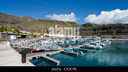 Blick auf den hafen von Puerto Tazacorte, tazacorte, la palma, kanarische isole, spanien, europa, atlantischer ozean | vista sul porto e marina di Puerto Tazacorte, tazacorte, la palma, Spagna, Canarie, europa oceano atlantico Foto Stock