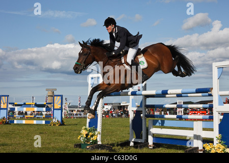 Evento internazionale di salto con cavalli e fantini che azzera i salti all'Anglesey Show di Mona showground. Anglesey Galles del Nord Regno Unito Foto Stock