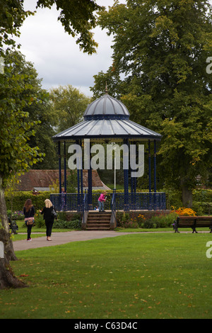 Godendo il palco e il Town War Memorial Park, creato in ricordo di coloro che sono morti nella Grande Guerra, a Romsey, Hampshire, Regno Unito nel mese di agosto Foto Stock