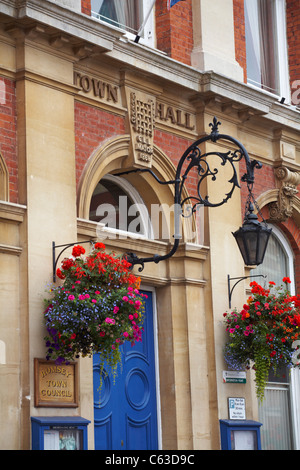 Romsey Town Hall, Market Place, Romsey, Hampshire, Regno Unito nel mese di agosto - costruito nel 1866 in stile italiano costruito in mattoni rossi con medicazioni in pietra Foto Stock