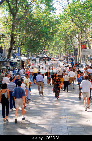 La gente a camminare su e giù per le Ramblas di Barcellona su occupato giorno soleggiato Foto Stock