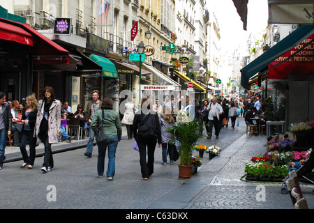 Sabato mattina in Rue Montorgueil a Parigi Foto Stock