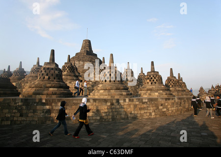 La stupa centrale & terrazze di Borobudur il più grande tempio buddista in Indonesia. Yogyakarta, Java, Indonesia, sud-est asiatico Foto Stock