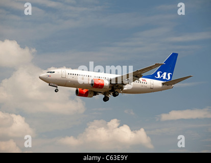 Scandinavian Airlines - SAS Boeing 737-705 avvicinando Londra Heathrow. SCO 7573 Foto Stock